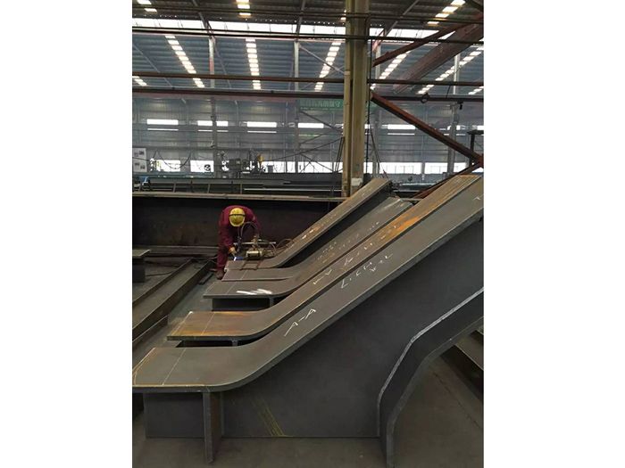 H型鋼梁、格構柱