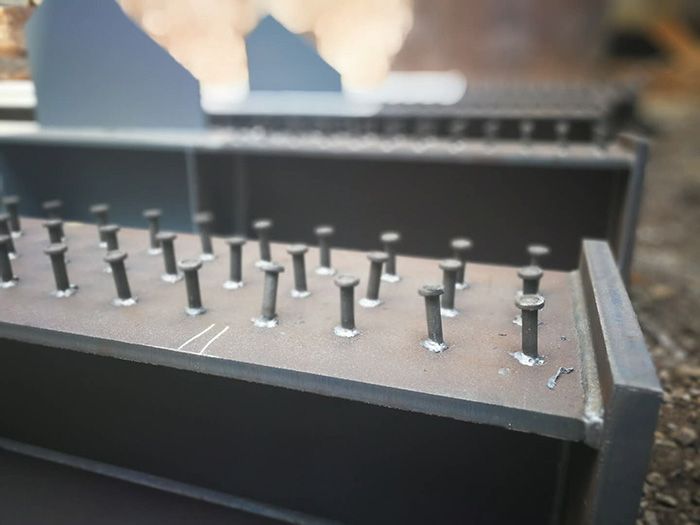 H型鋼梁、格構柱